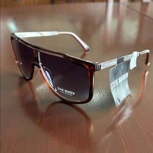 Steve Madden 100% UV protection,tortoise shell frame,Goldtone logo arms